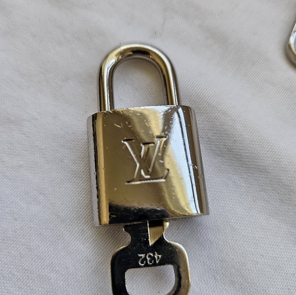 $700 Louis Vuitton Silver Padlock Lock & Key Full Inclusion - Picture 8 of 10